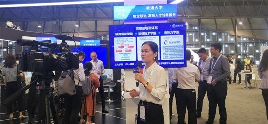 “云”开见日，“AI”生花，j9网站动力携五大主题亮相华为HC大会